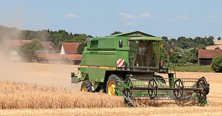 Volker Bosch drischt vor seinem Wohnort Laßbach die Wintergerste, die er vor den angekündigten Gewittern einholen will. Volker Bosch drischt vor seinem Wohnort Laßbach die Wintergerste, die er vor den angekündigten Gewittern einholen will.