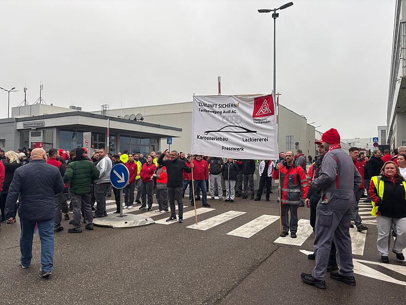Mitarbeiter des Audi-Werks in Neckarsulm versammeln sich am Mittwoch zu einem Warnstreik.