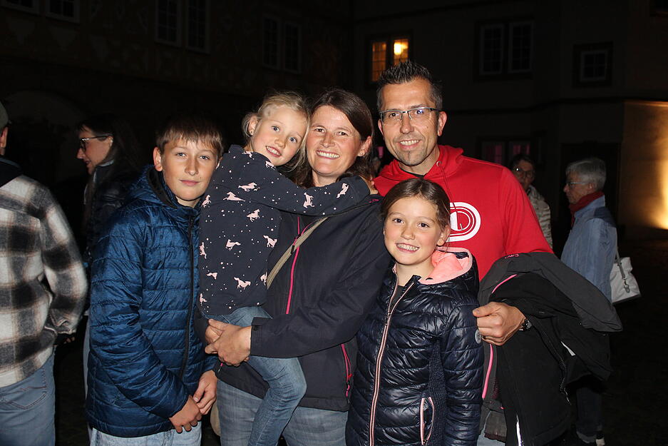 Familien und Freunde erleben gemeinsam einen Abend voller Kultur und Begegnung.