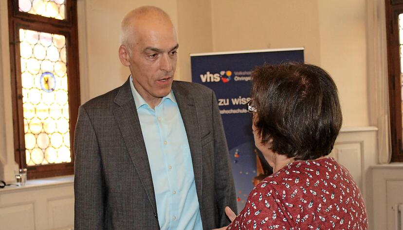 Nach dem Vortrag suchten die Besucher des Arzt-Patienten-Forums im Alten Ratssaal das persönliche Gespräch mit Georg Wiesmüller.
Foto: Renate Väisänen