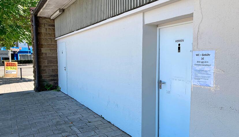Neben der T&uuml;r des Herren-WCs h&auml;ngt der Zettel, der auf den Preis f&uuml;r die Nutzung aufmerksam macht.