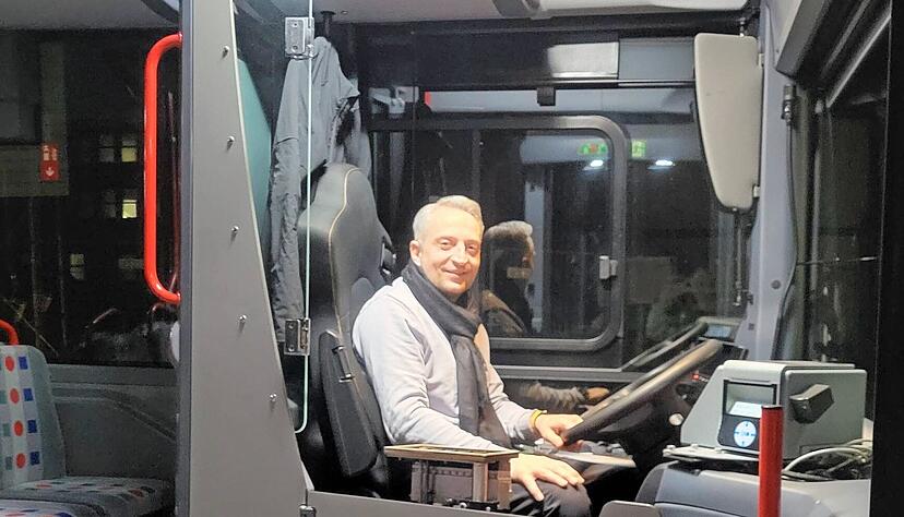 Busfahrer Arton Gashi mit der Linie 58 bei seiner ersten Fahrt am Tag. Er startet jeden Morgen um 5.21 Uhr am Huberinusplatz. Gegen sieben Uhr ist sein Bus voll.
Fotos: Sarah Arweiler Busfahrer Arton Gashi mit der Linie 58 bei seiner ersten Fahrt am Tag. Er startet jeden Morgen um 5.21 Uhr am Huberinusplatz. Gegen sieben Uhr ist sein Bus voll.
Fotos: Sarah Arweiler