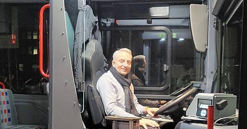 Busfahrer Arton Gashi mit der Linie 58 bei seiner ersten Fahrt am Tag. Er startet jeden Morgen um 5.21 Uhr am Huberinusplatz. Gegen sieben Uhr ist sein Bus voll.
Fotos: Sarah Arweiler