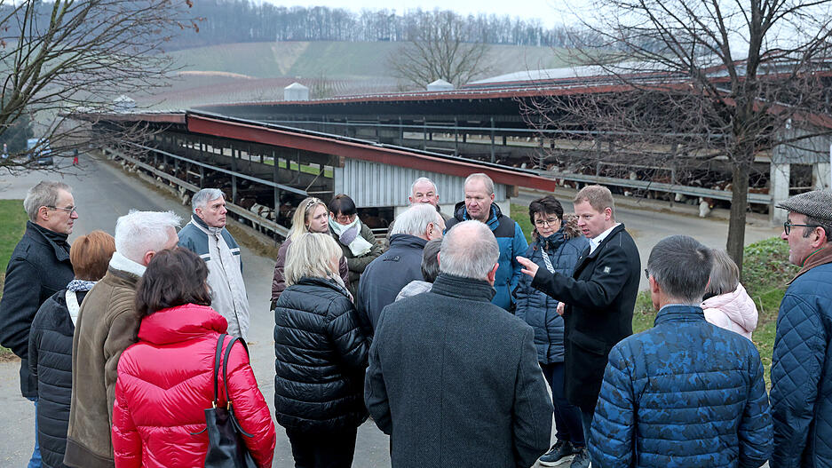 Das Futter für die Tiere stammt von 100 Hektar Ackerflächen. Die Gülle wird gleich um die Ecke in der eigenen Biogasanlage verwertet: Diese erzeugt 9000 kWh Strom pro Tag, das reicht für 1000 Haushalte. Das Futter für die Tiere stammt von 100 Hektar Ackerflächen. Die Gülle wird gleich um die Ecke in der eigenen Biogasanlage verwertet: Diese erzeugt 9000 kWh Strom pro Tag, das reicht für 1000 Haushalte.