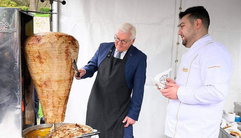 Auch ein Döner-Fan: Bundespräsident Steinmeiner brachte in diesem Jahr sogar einen Berliner Dönerspieß mit zu einem Türkei-Besuch. (Archivbild)