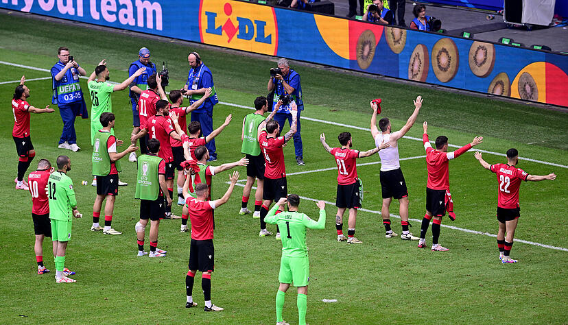 Bei der Fußball-EM in Deutschland ist die Schwarz-Gruppe im Sommer mit dem Discounter Lidl als „Offizieller Partner“ in Erscheinung getreten. Auch bei den vorangegangenen Qualifkationsspielen hat das Unternehmen geworben.