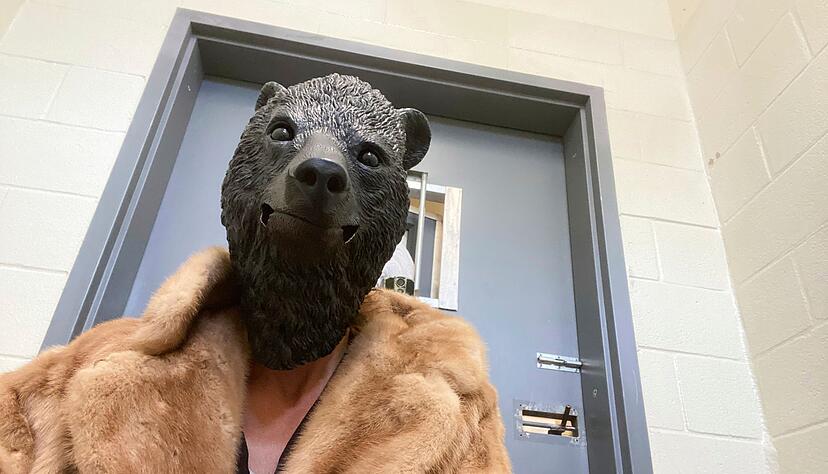 B&auml;renmaske, Pelzmantel, mit Laub gespickte Kapuzen - die Pfleger ziehen beim Aufp&auml;ppeln des B&auml;renbabys alle Register.