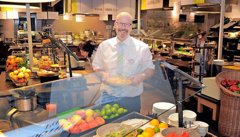 Dieter Friedle, wie ihn die Stammg&auml;ste des Leonhard’s im Heilbronner Kaufhof kennen: Gut gelaunt und eifrig bei der Arbeit, hier an der Saftbar.Foto: Dennis Mugler