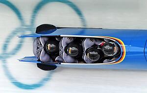 Aerodynamisch durch den Eiskanal von Whistler (von rechts): Pilot André Lange, Alexander Rödiger, Kevin Kuske und Martin Putze sind für ihre Akribie und saubere Linienwahl bekannt.
Fotos: dpa Aerodynamisch durch den Eiskanal von Whistler (von rechts): Pilot André Lange, Alexander Rödiger, Kevin Kuske und Martin Putze sind für ihre Akribie und saubere Linienwahl bekannt.
Fotos: dpa