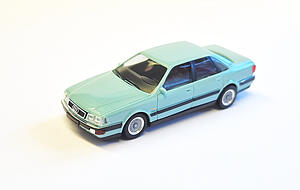 Besonders begehrt bei den Modellautofans ist traditionell das auf 444 Stück limitierte Börsen-Sondermodell im Maßstab 1 : 87 – in diesem Jahr ist es ein Audi V8 in der Farbe Türkis. Foto: Audi