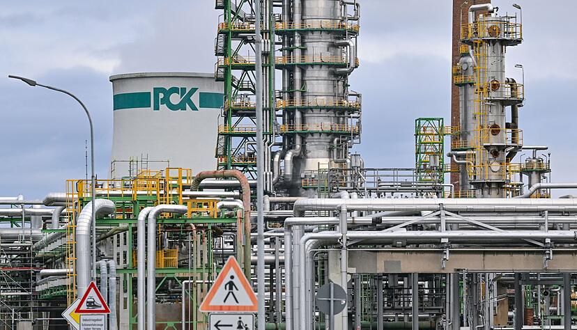 Deutsche Rosneft-Beteiligungen wie die PCK-Raffinerie d&uuml;rften nach Einsch&auml;tzung der Regierung nicht unter die Sanktionen fallen. (Archivbild)