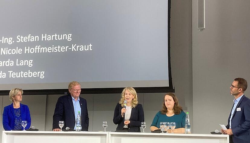 Nicole Hoffmeister-Kraut (von links), Stefan Hartung, Linda Teuteberg, Ricarda Lang und Moderator Michael Schwarz beim Unternehmertag in Stuttgart. Nicole Hoffmeister-Kraut (von links), Stefan Hartung, Linda Teuteberg, Ricarda Lang und Moderator Michael Schwarz beim Unternehmertag in Stuttgart.