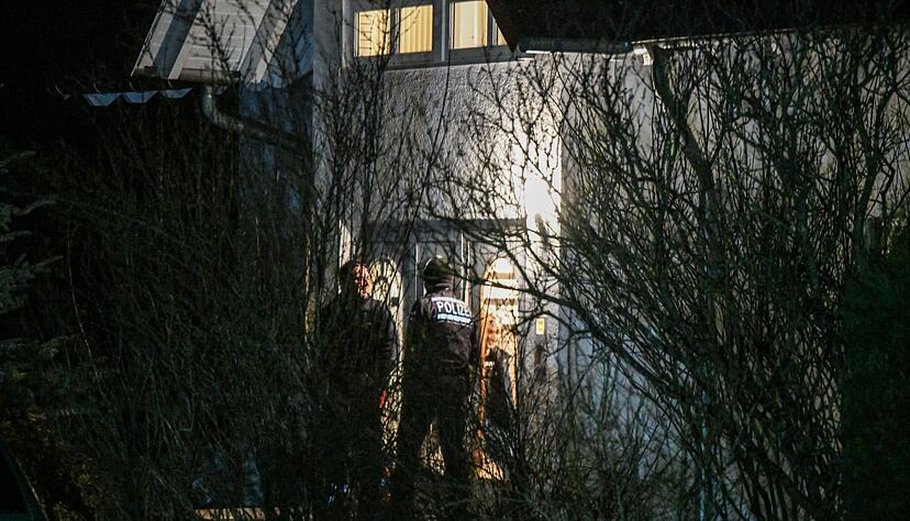 Rettungskräfte und Einsatzkräfte der Polizei sind nach tödlichen Schüssen in Bad Friedrichshall in Seckach im Einsatz.