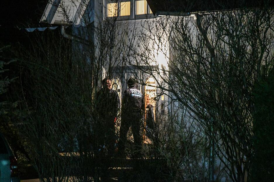 Rettungskräfte und Einsatzkräfte der Polizei sind nach tödlichen Schüssen in Bad Friedrichshall in Seckach im Einsatz.