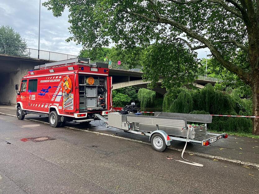 Augenzeugen hatten eine Person gemeldet, die im Neckar untergetaucht sein soll.