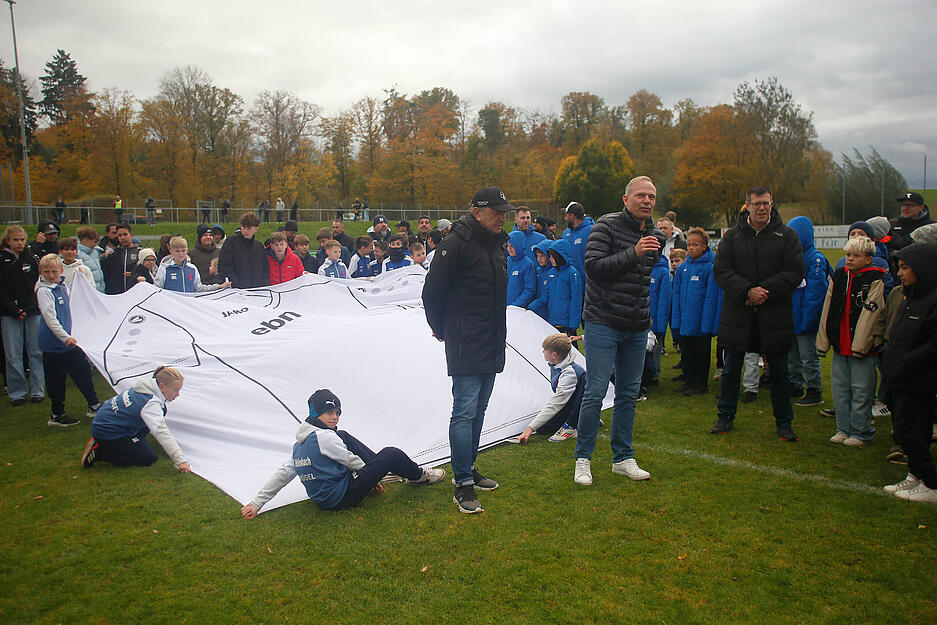 Zum Spieltag gab es die Aktion "Dress for Success" zum elften Mal. Dabei wurden Meistermannschaften aus dem Unterland, Hohenlohe und dem Bereich Bad Mergentheim ein Trikotsatz von ebm-papst und Jako überreicht. 101 Sätze wurden dieses Jahr verteilt. Zum Spieltag gab es die Aktion "Dress for Success" zum elften Mal. Dabei wurden Meistermannschaften aus dem Unterland, Hohenlohe und dem Bereich Bad Mergentheim ein Trikotsatz von ebm-papst und Jako überreicht. 101 Sätze wurden dieses Jahr verteilt.