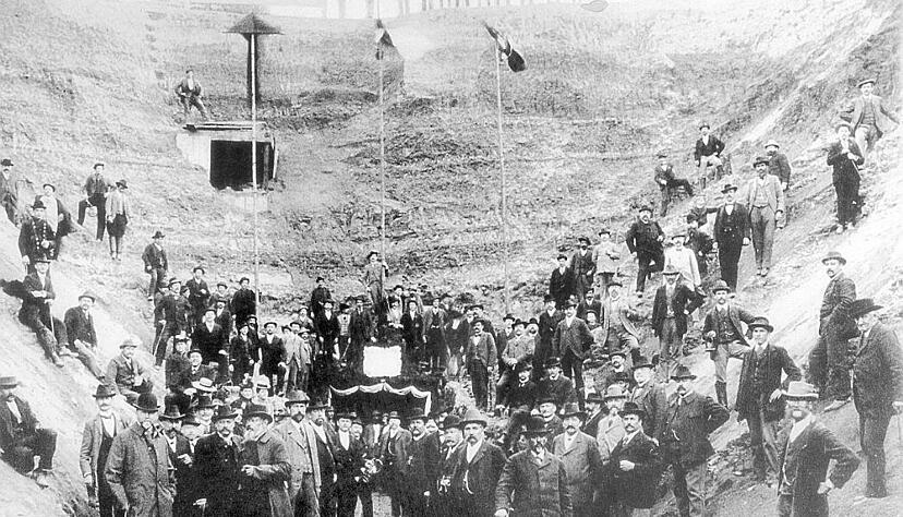 Der Lerchenbergtunnel wurde in den Jahren 1900/01  gebaut. Das historische Foto zeigt den Durchbruch von Süden her.