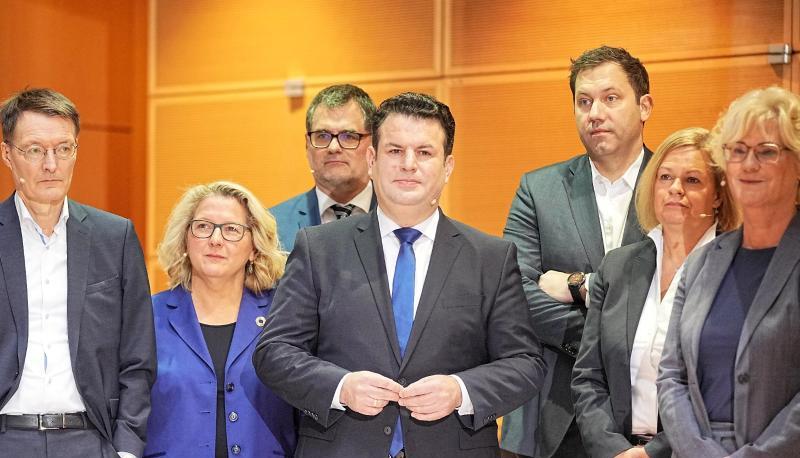 Karl Lauterbach (l-r, SPD), Svenja Schulze (SPD), Wolfgang Schmidt (SPD) , Hubertus Heil (SPD), Lars Klingbeil, Nancy Faeser (SPD), Christine Lambrecht (SPD) stehen bei der Vorstellung der SPD-Minister und -Ministerinnen durch den designierten Bundeskanzler Scholz (SPD), im Willy-Brandt-Haus zusammen. Karl Lauterbach (l-r, SPD), Svenja Schulze (SPD), Wolfgang Schmidt (SPD) , Hubertus Heil (SPD), Lars Klingbeil, Nancy Faeser (SPD), Christine Lambrecht (SPD) stehen bei der Vorstellung der SPD-Minister und -Ministerinnen durch den designierten Bundeskanzler Scholz (SPD), im Willy-Brandt-Haus zusammen.