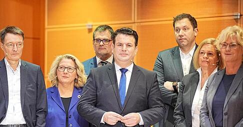 Karl Lauterbach (l-r, SPD), Svenja Schulze (SPD), Wolfgang Schmidt (SPD) , Hubertus Heil (SPD), Lars Klingbeil, Nancy Faeser (SPD), Christine Lambrecht (SPD) stehen bei der Vorstellung der SPD-Minister und -Ministerinnen durch den designierten Bundeskanzler Scholz (SPD), im Willy-Brandt-Haus zusammen.