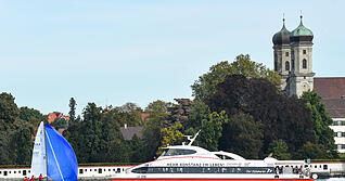 ARCHIV - 27.09.2020, Baden-Württemberg, Friedrichshafen: Der Katamaran fährt auf dem Bodensee Richtung Konstanz, während im Hintergrund die Schlosskirche zu sehen ist. (zu dpa: «Touristengruppe kentert beim Rudern auf dem Bodensee») Foto: Felix Kästle/dpa +++ dpa-Bildfunk +++ ARCHIV - 27.09.2020, Baden-Württemberg, Friedrichshafen: Der Katamaran fährt auf dem Bodensee Richtung Konstanz, während im Hintergrund die Schlosskirche zu sehen ist. (zu dpa: «Touristengruppe kentert beim Rudern auf dem Bodensee») Foto: Felix Kästle/dpa +++ dpa-Bildfunk +++