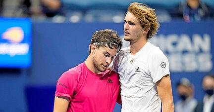13. September 2020, Arthur-Ashe-Stadion in New York: Dominic Thiem (links) gewinnt einen Tennis-Krimi gegen seinen Freund Alexander Zverev.
Foto: Archiv/dpa