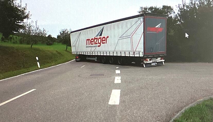 So sieht es aus, wenn Laster die Einmündung zum Gewerbegebiet Greut bei Beltersrot passieren. Die Lkw müssen weit ausscheren und kommen dabei immer wieder auf die Gegenfahrbahn. Dies soll künftig verhindert werden. So sieht es aus, wenn Laster die Einmündung zum Gewerbegebiet Greut bei Beltersrot passieren. Die Lkw müssen weit ausscheren und kommen dabei immer wieder auf die Gegenfahrbahn. Dies soll künftig verhindert werden.