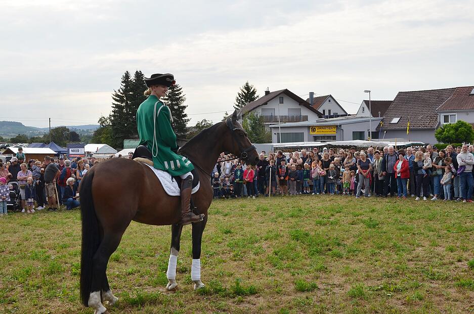 Der Ilsfelder Holzmarkt startete am Samstagmorgen.