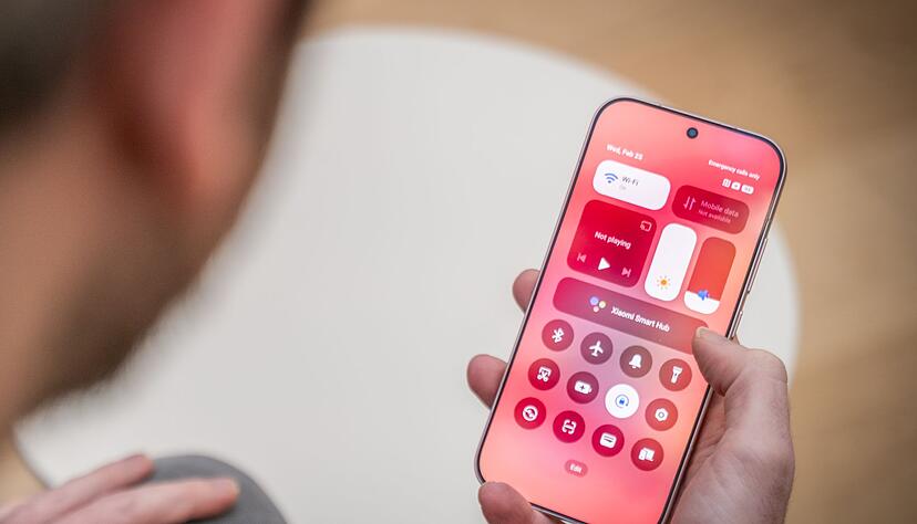 Beim Xiaomi 17 nimmt das Software-Design einen deutlich Apple-inspirierten Stil an, wie hier mit dem iOS-&auml;hnlichen Kontrollzentrum.