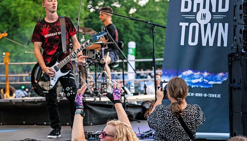 "New Band in Town" heizte den Zuschauern auf der Neckarbühne mit Pop- und Rock-Hits von Coldplay bis zu den White Stripes ein.