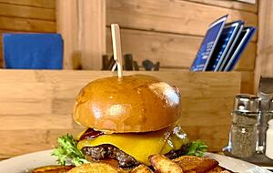 Der "Scharfe Hagenbacher" ist ein Burger mit Jalapenos. Der "Scharfe Hagenbacher" ist ein Burger mit Jalapenos.