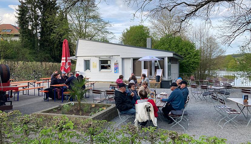 Bei sch&ouml;nem Wetter ist das Seeh&auml;usle in M&uuml;hlbach jetzt schon gut besucht. Eine Pergola mit Solarmodulen soll k&uuml;nftig Schutz vor Sonne und Regen bieten.
Fotos: J&ouml;rg K&uuml;hl