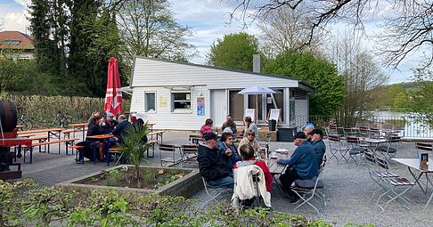 Bei sch&ouml;nem Wetter ist das Seeh&auml;usle in M&uuml;hlbach jetzt schon gut besucht. Eine Pergola mit Solarmodulen soll k&uuml;nftig Schutz vor Sonne und Regen bieten.
Fotos: J&ouml;rg K&uuml;hl