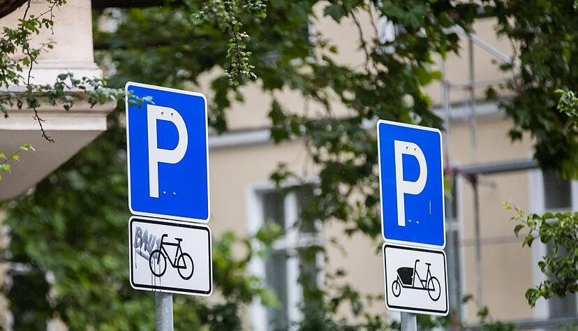 Schilder für einen Parkplatz für Lastenräder und Fahrräder im Graefekiez im Berliner Stadtteil Kreuzberg.