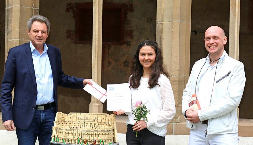 Rektor Josef Knoblauch (von links), Sch&uuml;lerin Sophia Gehrmann und Lehrer Alexander Schmidt mit einer Lego-Version des Colosseums.