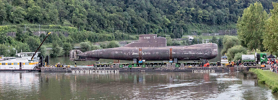 Zuschauer beobachten, wie das U-Boot U17 in den frühen Morgenstunden vom schwimmenden Ponton im Neckar an Land gebracht wird
