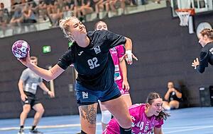 Kreisläuferin Stefanie Kaiser kam gegen die Spono Eagles von der Bank, machte dann aber mit vier Treffern ein gutes Spiel. Kreisläuferin Stefanie Kaiser kam gegen die Spono Eagles von der Bank, machte dann aber mit vier Treffern ein gutes Spiel.