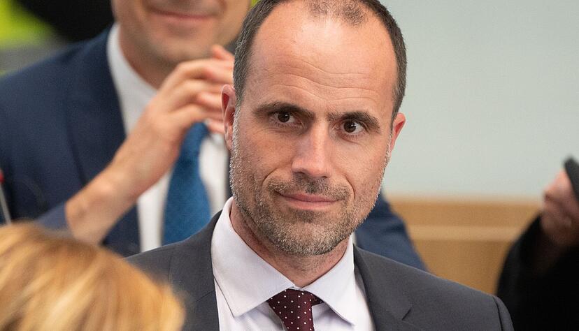 Der Gesundheitsminister von Rheinland-Pfalz Clemens Hoch (SPD) fordert mehr Vertrauen in die Arbeitnehmer - und eine deutlich längere Karenzzeit für eine verpflichtende Krankmeldung. Der Gesundheitsminister von Rheinland-Pfalz Clemens Hoch (SPD) fordert mehr Vertrauen in die Arbeitnehmer - und eine deutlich längere Karenzzeit für eine verpflichtende Krankmeldung.