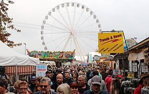 Ordentlich was los: Am Dienstagmittag tummeln sich die Menschen in den Gassen Musdorfs. Am Wochenende zuvor waren ganze 120 000 Menschen dort.