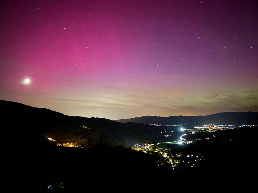 10.05.2024, Baden-Württemberg, Freiburg: Polarlichter erscheinen über dem Dreisamtal im Schwarzwald bei Freiburg. Foto: Valentin Gensch/dpa +++ dpa-Bildfunk +++ 10.05.2024, Baden-Württemberg, Freiburg: Polarlichter erscheinen über dem Dreisamtal im Schwarzwald bei Freiburg. Foto: Valentin Gensch/dpa +++ dpa-Bildfunk +++