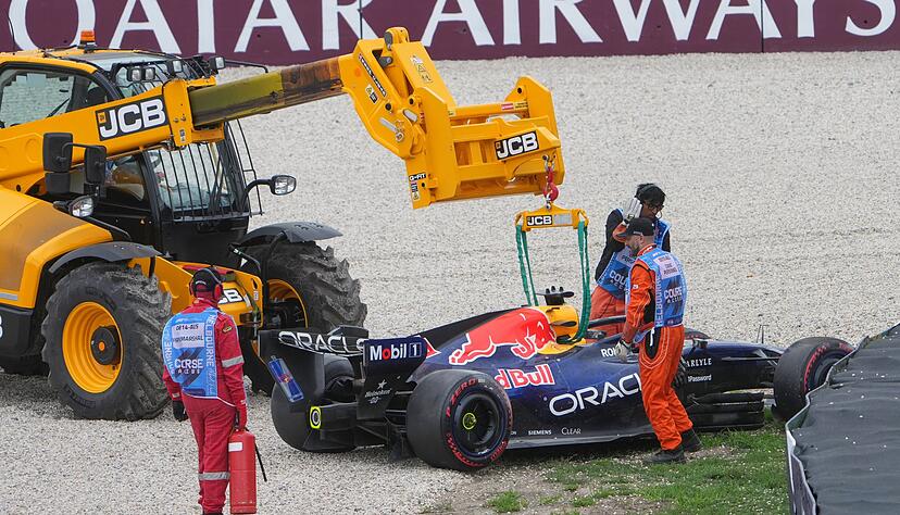 Max Verstappen schlittert ins Kiesbett.