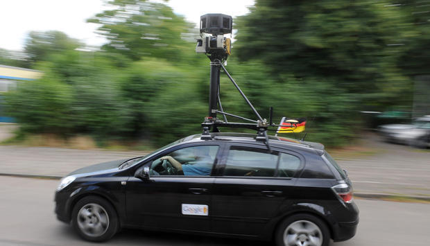 Ein Fahrzeug des Internet-Kartenanbieters Google Earth mit elf auf dem Fahrzeugdach montierten Kameras nimmt in Berlin 360-Grad-Bilder eine Straße auf. Zur Zeit scannt das Unternehmen die Straßen Berlins, um aus hunderttausenden Einzelbildern für das Internet eine virtuelle Fahrt aus der Perspektive eines Autofahrers zu erstellen.