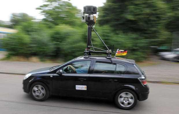 Ein Fahrzeug des Internet-Kartenanbieters Google Earth mit elf auf dem Fahrzeugdach montierten Kameras nimmt in Berlin 360-Grad-Bilder eine Straße auf. Zur Zeit scannt das Unternehmen die Straßen Berlins, um aus hunderttausenden Einzelbildern für das Internet eine virtuelle Fahrt aus der Perspektive eines Autofahrers zu erstellen.