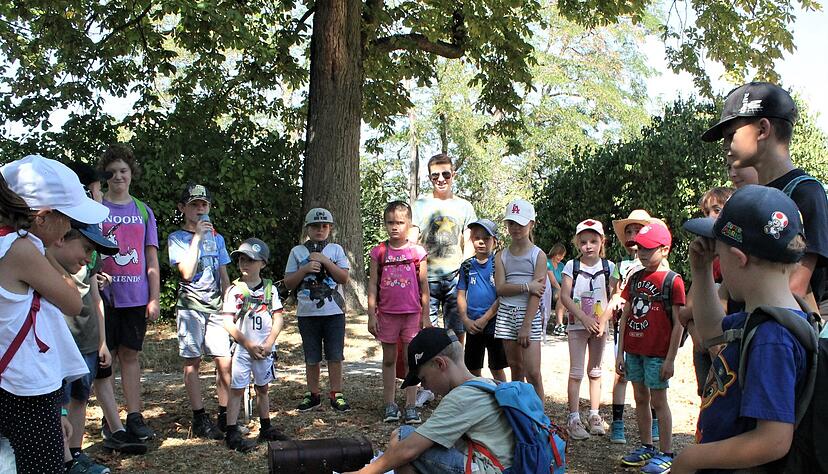 Schatzsuchen gehören zu den beliebten Aktionen bei Kinderferienprogrammen. Hier eine Aufnahme von 2022 in Weinsberg. Schatzsuchen gehören zu den beliebten Aktionen bei Kinderferienprogrammen. Hier eine Aufnahme von 2022 in Weinsberg.