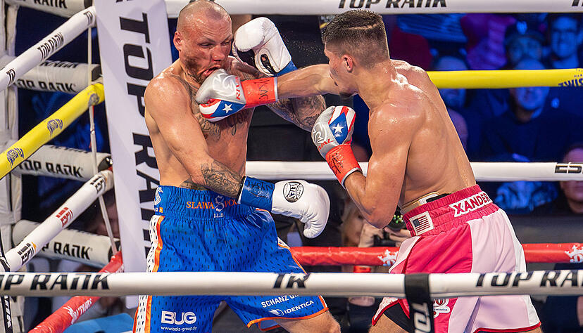 Einer von vielen Wirkungstreffern: Eine Rechte von Xander Zayas landet hier im Gesicht des K&uuml;nzelsauers Slawa Spomer (links).