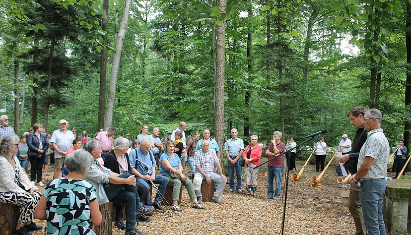 Ende August 2025 wurde der kommunale Bestattungswald Waldruh der Gemeinde W&uuml;stenrot beim Blindenmannsh&auml;usle eingeweiht.