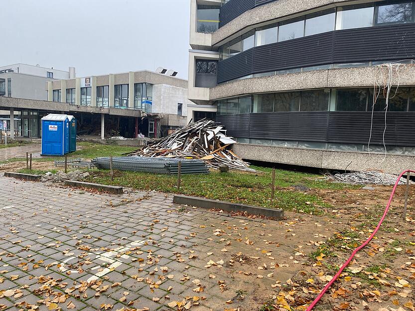 Die Abrissarbeiten des Rappsodie-Hallenbades haben begonnen.