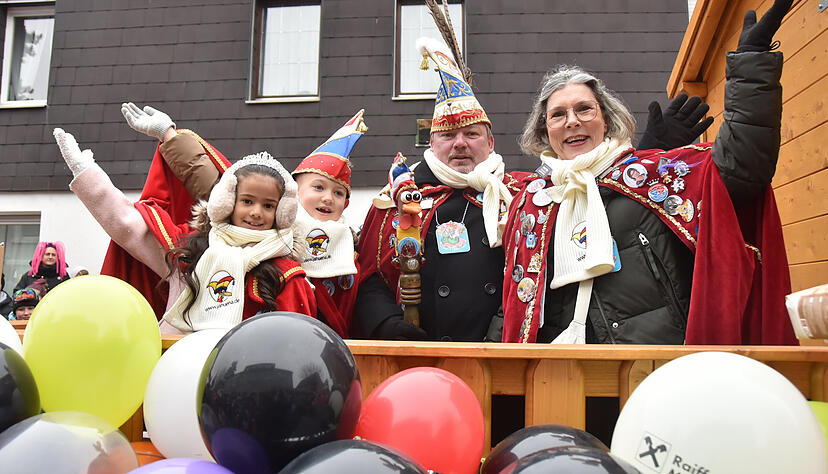 Die Prinzenpaare der Jagstfelder H&uuml;hnerl&auml;use winken sich durch den Umzug.