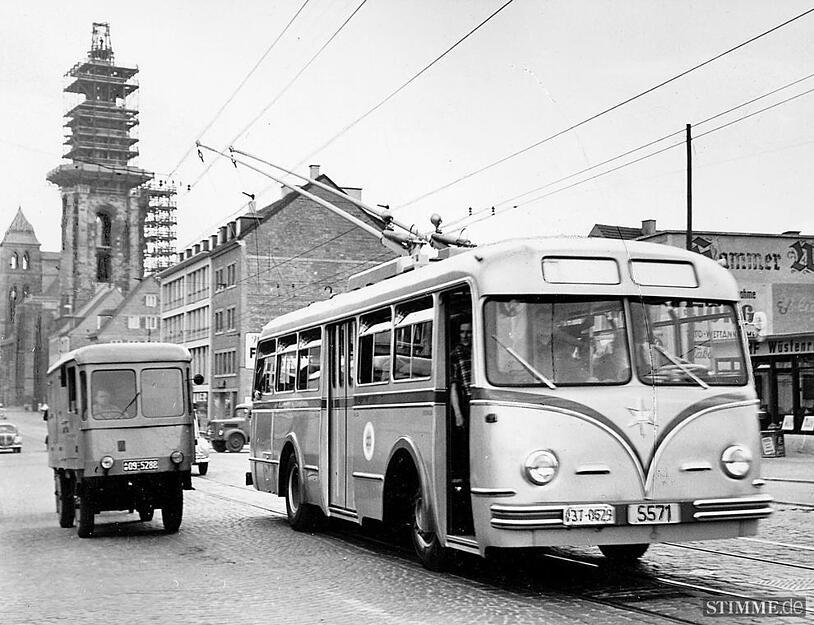 Oberleitungsbusverkehr, kurz O-Bus, auf der Heilbronner Kaiserstraße 1957.