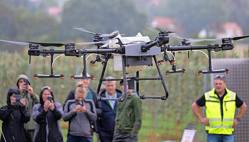 Die Befliegung mit Drohnen stößt in der Landwirtschaft derzeit noch an rechtliche Grenzen.
Foto: dpa