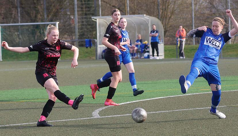 Maren Schmitt (links) und die Pink Ladies des TSV Neuenstein - hier im Oberliga-Spiel gegen den TSV M&uuml;nchingen - hatten gegen den VfB Stuttgart II ihre M&ouml;glichkeiten, kamen aber nur zu einem Treffer.